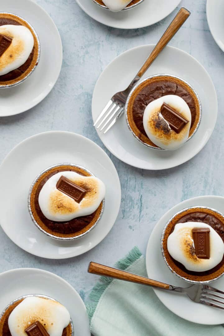 How to Make the Easiest Mini S'mores Pies - Little Black Skillet